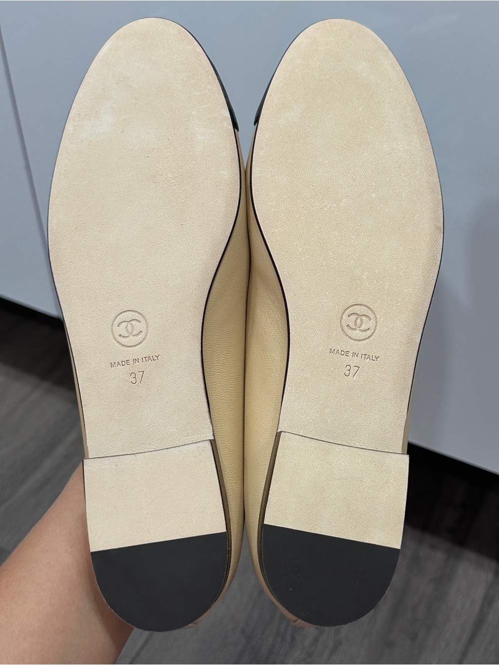 CHANEL CLASSIC CC LOGO BEIGE & BLACK LEATHER BALLET FLATS SHOES Size 37 - Picture 14 of 16